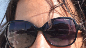 Las gafas de sol que elijamos deben tener filtros homologados y una montura que bloquee la luz por los laterales.