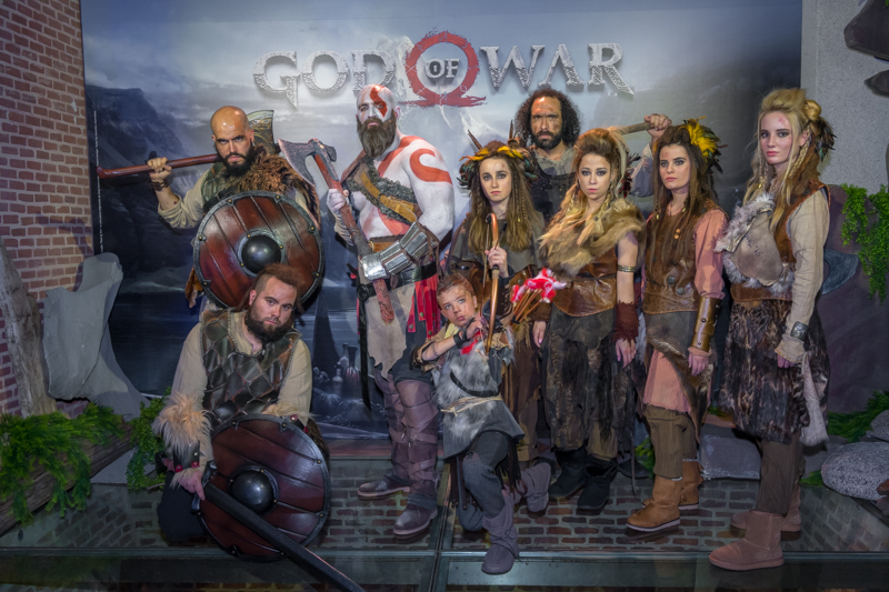 Un grupo de actores, caracterizados como habitantes del mundo God of War, amenizaron la espectacular presentación