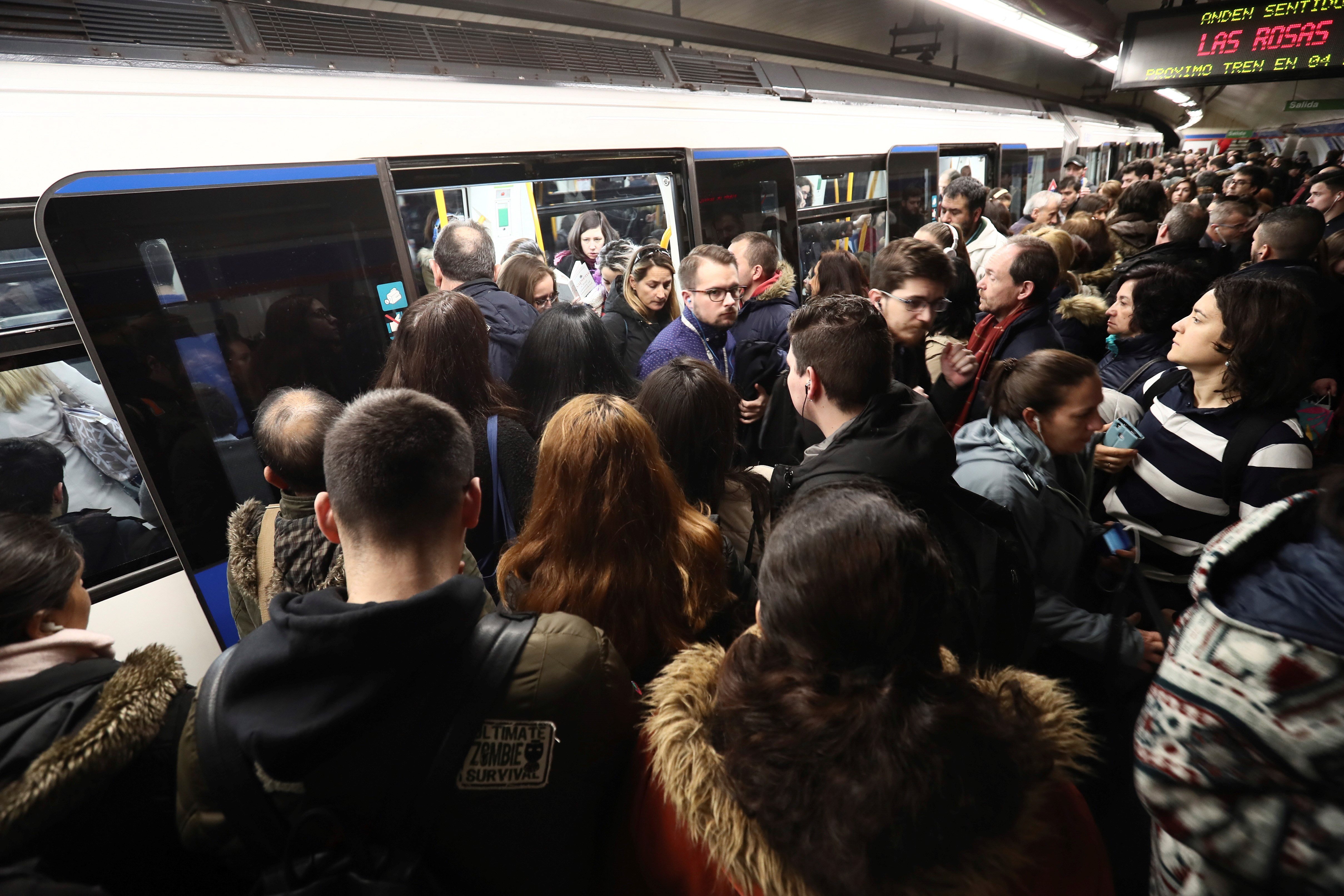 Vista del andén de una estación del metro, con gran aglomeración de pasajeros a primera hora de la mañana.