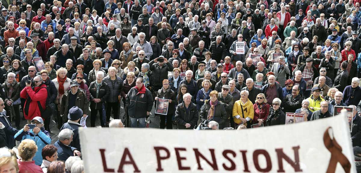 Pensionistas ayer durante la concentración en Bilbao de la plataforma de asociaciones de jubilados, viudas y pensionistas de Bizkaia. 