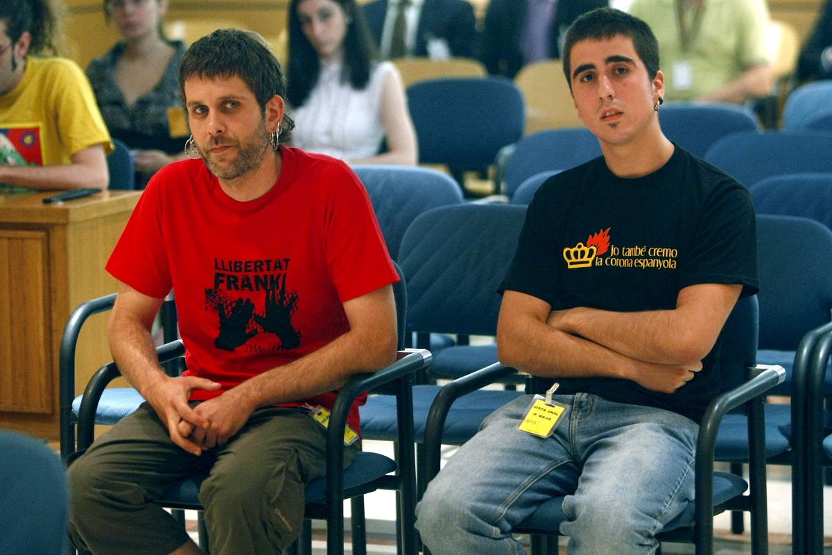 Jaume Roura (i) y Enric Stern (d), los dos jóvenes acusados y condenados por un delito de injurias graves a la Corona, por quemar varias fotos del Rey