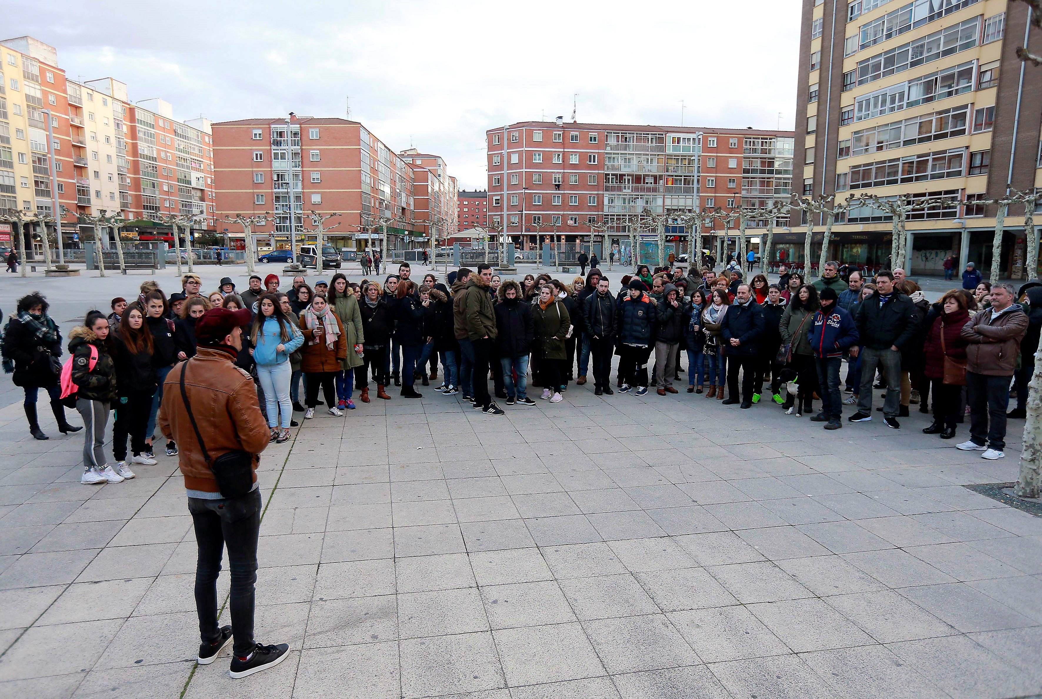 Vecinos de Gamonal, en Burgos, se concentran ayer en apoyo a la hija de la detenida por la muerte de Gabriel Cruz