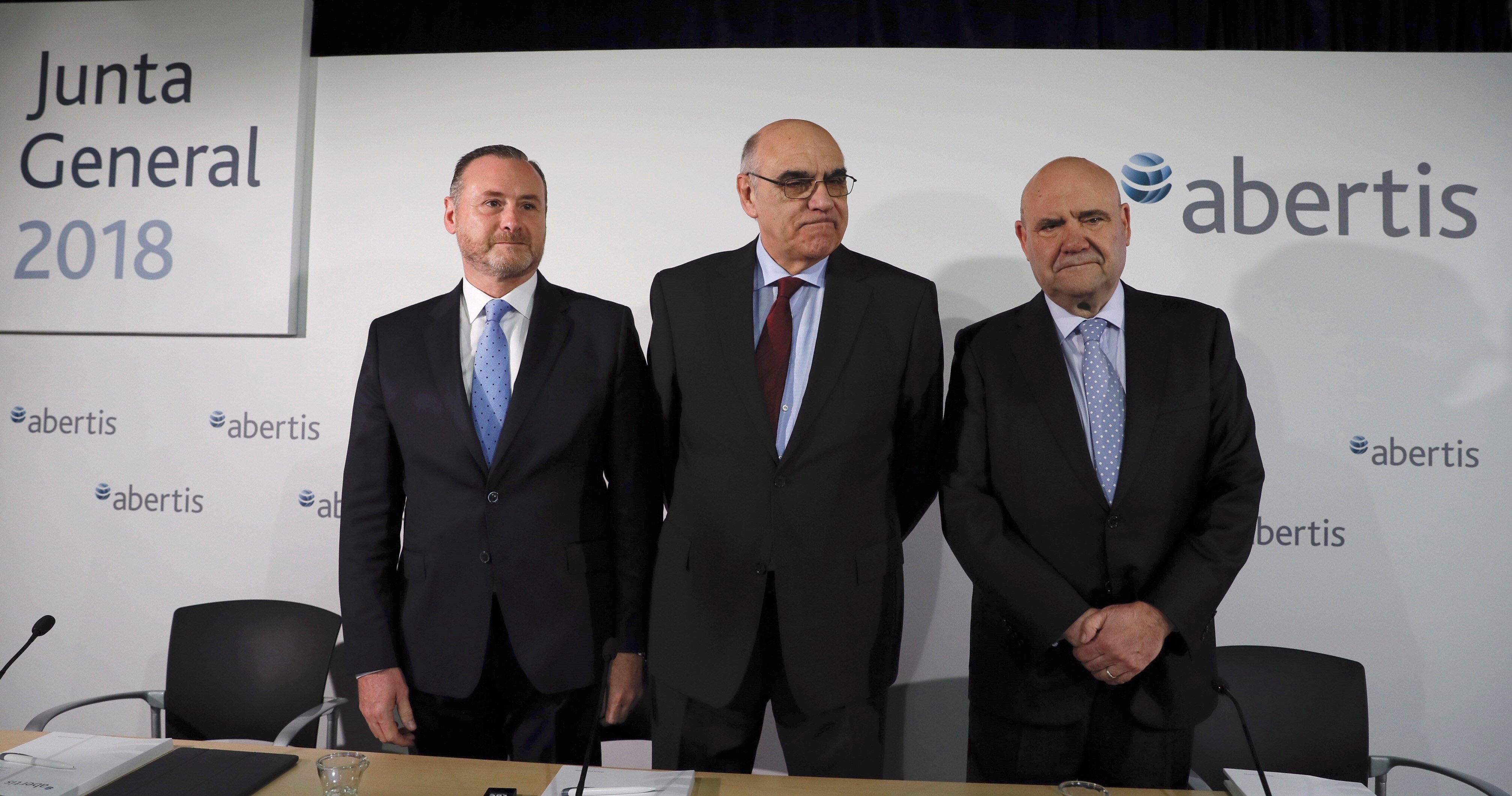 Los directivos de Abertis, José Aljaro, Salvador Alemany y Juan María Hernández Puértolas, en la rueda de prensa con motivo de la Junta General de Accionistas. 
