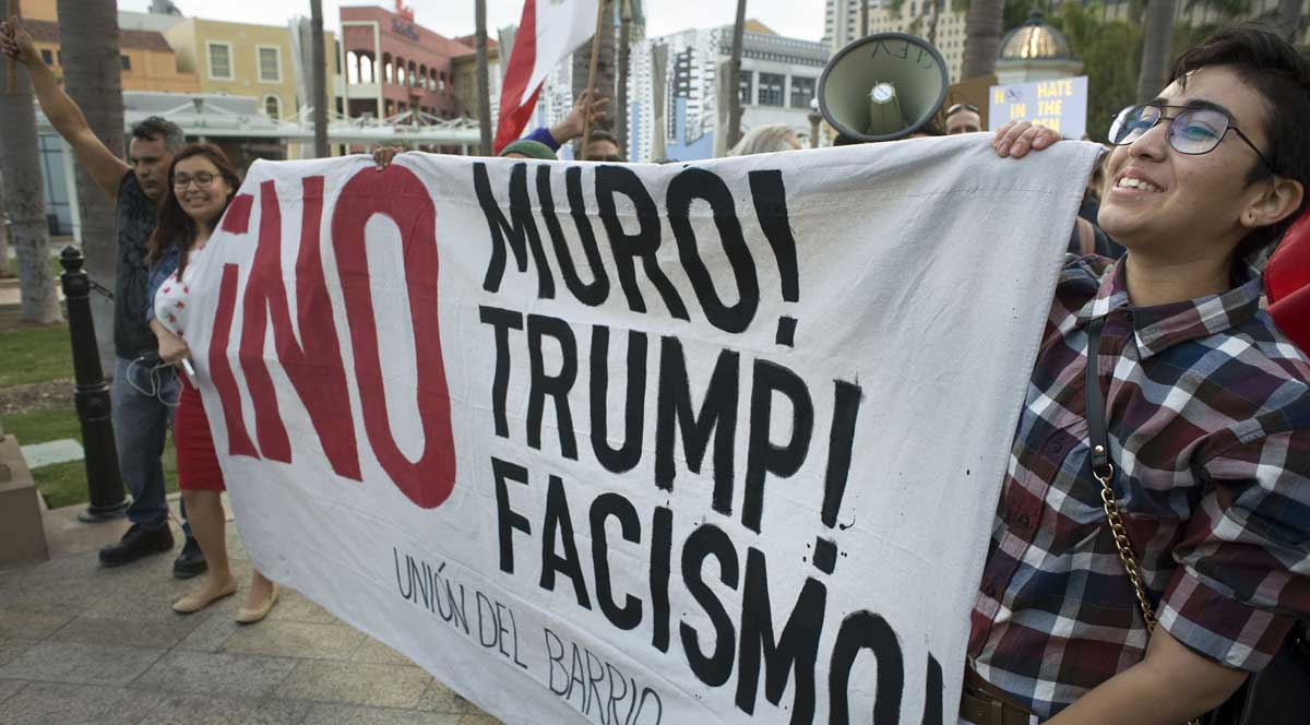 Un grupo de personas participa en una marcha contra el presidente de Estados Unidos, Donald Trump, este lunes 12 de marzo de 2018, antes de una visita del mandatario a San Diego, California (Estados Unidos). 
