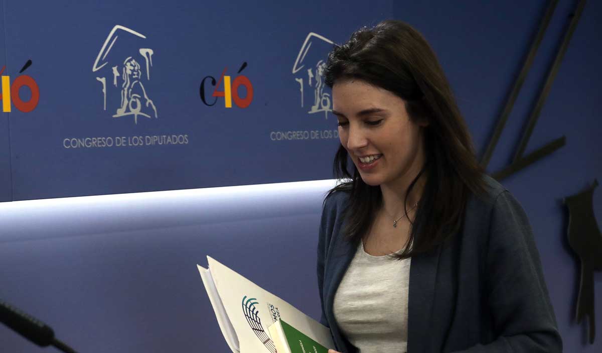 La portavoz de Podemos en la cámara baja, Irene Montero, a su llegada a la rueda de prensa que ha ofrecido hoy en el Congreso. 