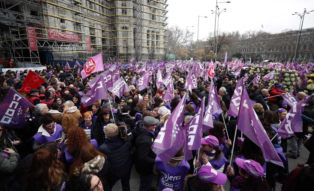 Concentración convocada por los sindicatos en la Plaza de la Cibeles, a las puertas del Ayuntamiento de Madrid, con motivo del Día de la Mujer. EFE
