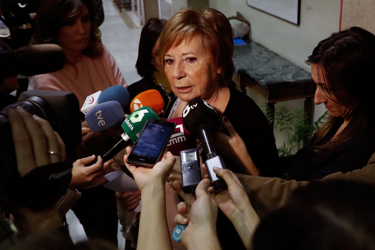 Celia Villalobos en los pasillos del Congreso