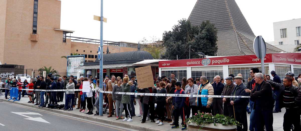 Numerosas personas se han concentrado esta mañana ante las puertas de los juzgados de Almería para pedir justicia para Gabriel después de que Ana Julia Quezada, la autora confesa de la muerte del niño Gabriel Cruz haya pasado a disposición del juez. 