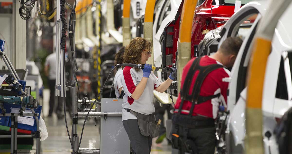 Varios operarios trabajan en la cadena de montaje que Seat tiene en Martorell (Barcelona).