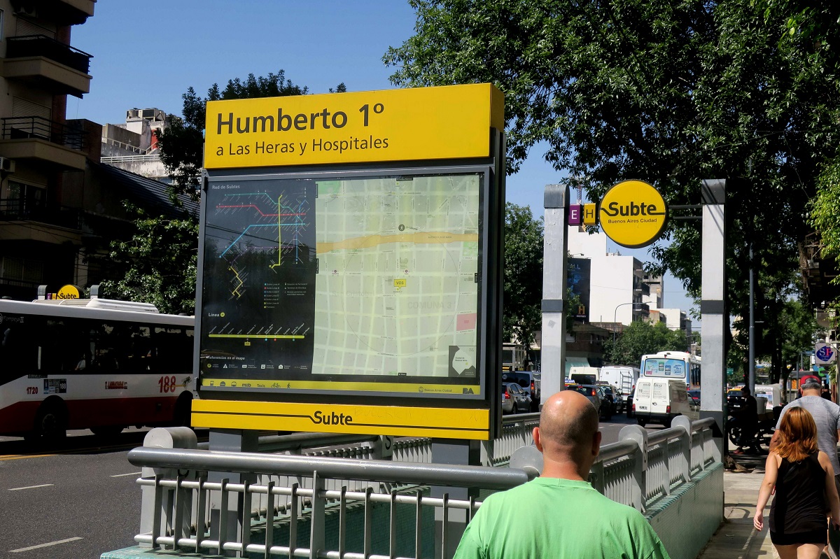 Ciudadanos argentinos caminan junto a la parada de metro Humberto 1° fuente EFE