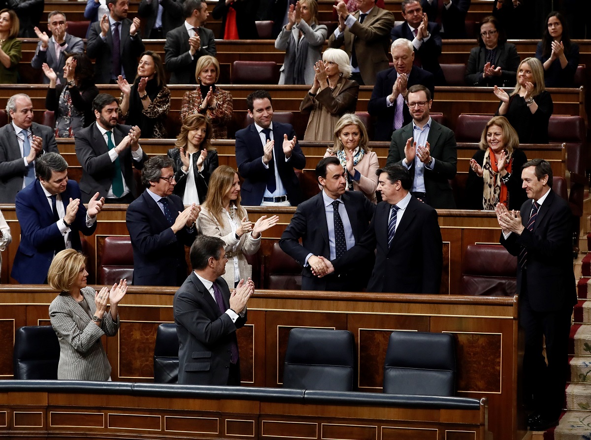 La bancada popular aplaude al Portavoz adjunto y Secretario General del Grupo Parlamentario Popular en el Congreso José Antonio Bermúdez de Castro