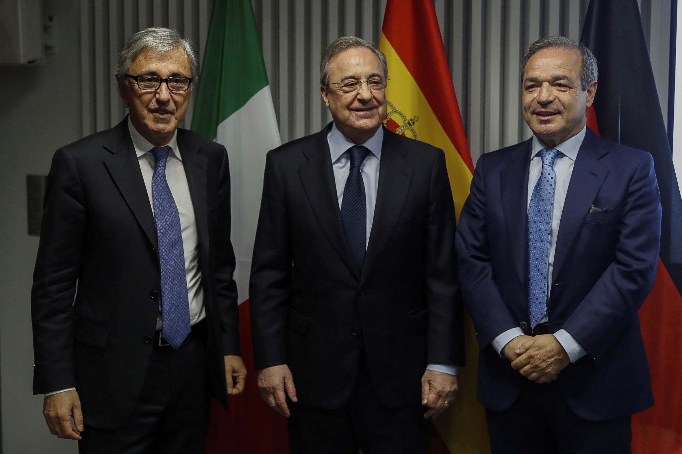 El presidente de ACS, Florentino Pérez (c); el consejero delegado de Atlantia, Giovanni Castelluci (i), y el presidente de Hochtief, Marcelino Fernández Verdes (d
