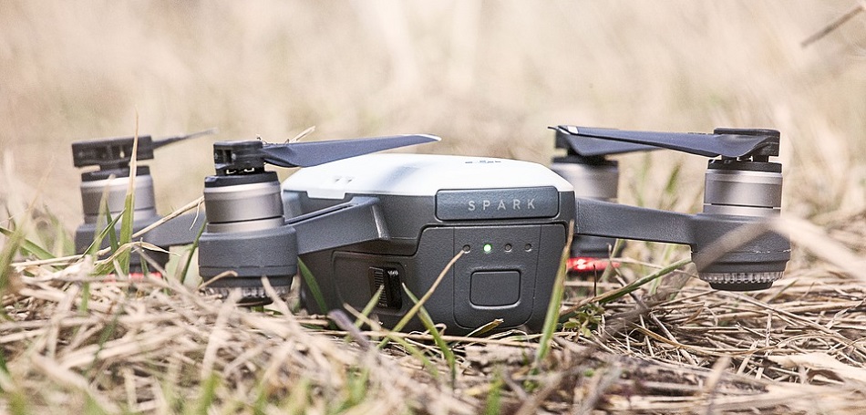 Un dron sobre un césped seco fuente Pixabay
