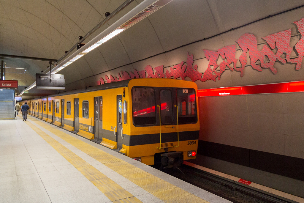 Trenes modelo CAF 5000 circulando en el subte de Buenos Aires
