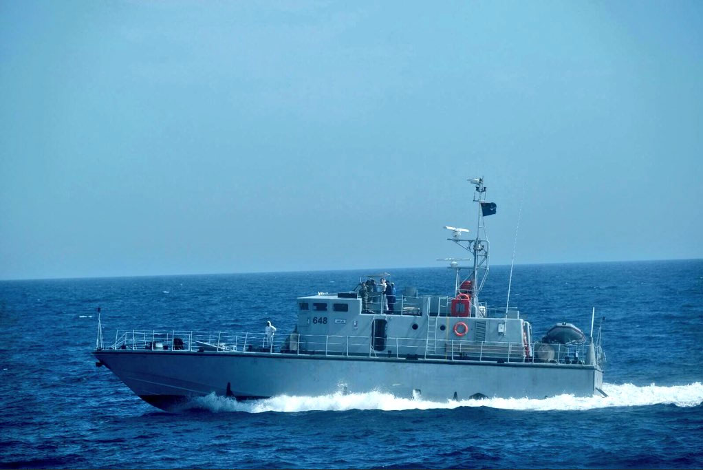 Patrulla de los guardacostas libios fotografiada desde el barco de Proactiva Open Arms