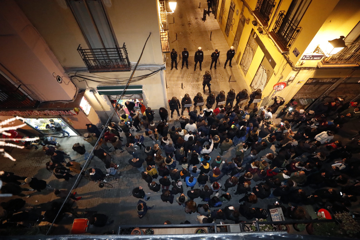 Policías antidisturbios intentan calmar la tensión en la calle Mesón de Paredes con la calle del Oso en el barrio de Lavapiés (Madrid). EFE