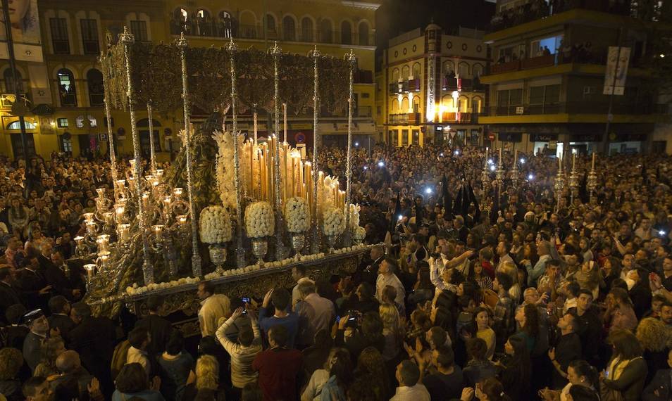 La Esperanza Macarena durante 'La Madrugá' de Sevilla. 