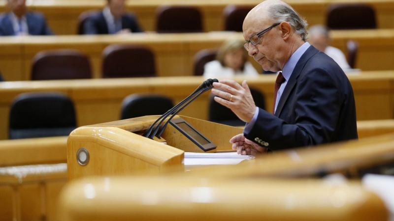 El ministro de Hacienda, Cristóbal Montoro, compareciendo en el Senado