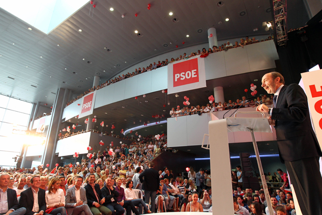 El PSOE peca en Vigo de “miedo escénico”…  y deja cientos de personas fuera del mitin