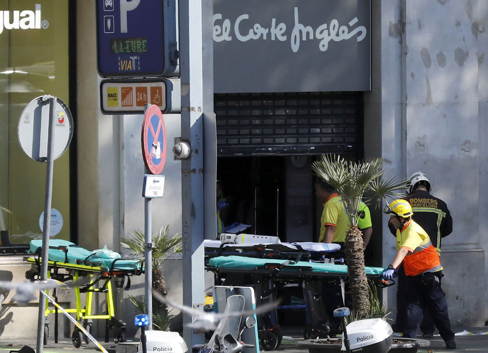 Despliegue de medios médicos en el centro de Barcelona