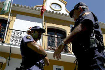 Imagen de archivo de dos policías en Estepona, epicentro del caso Astapa.