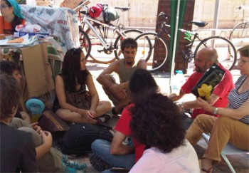 Cabezas rapadas agreden a un acampado del 15-M en Málaga