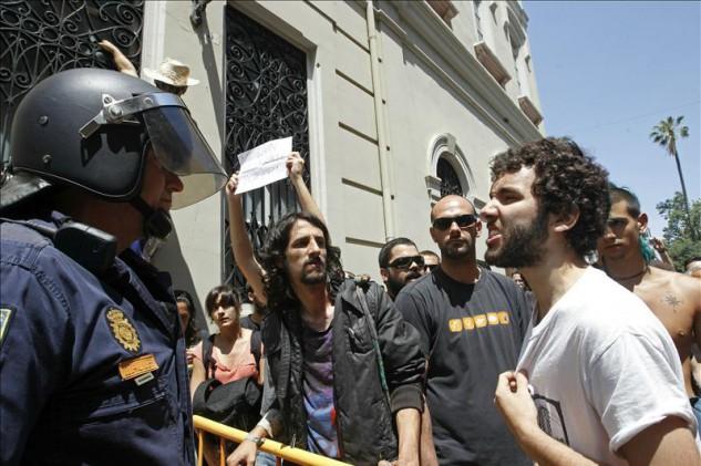Carga policial contra los 'indignados' en Valencia cuando intentaron acceder a Les Corts