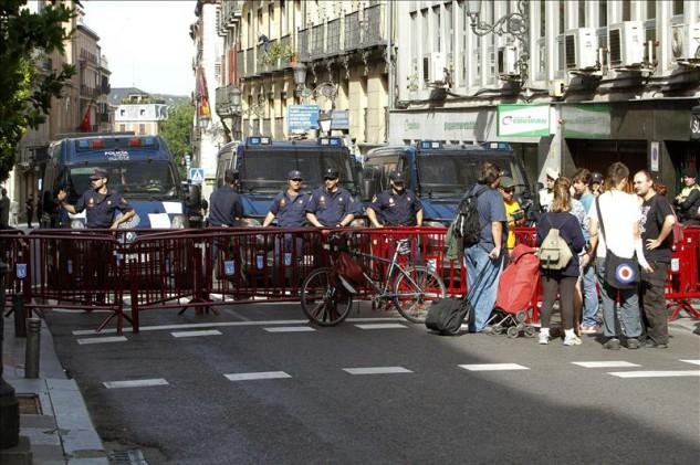 Los agentes actúan contra los "indignados"para desalojar una de las salidas del Ayuntamiento de Madrid