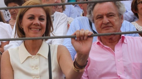 María Dolores de Cospedal junto a su marido, Ignacio López del Hierro, durante una corrida de toros.