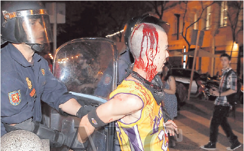 Vicente Pastor, sangrando y detenido por la Policía aquel 7 de abril de 2011, es uno de los absueltos.