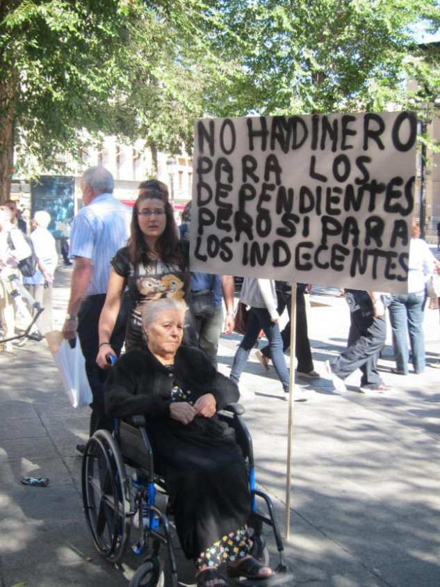 La calle clama contra Cospedal: dependientes, profesores y padres se alzan contra sus recortes