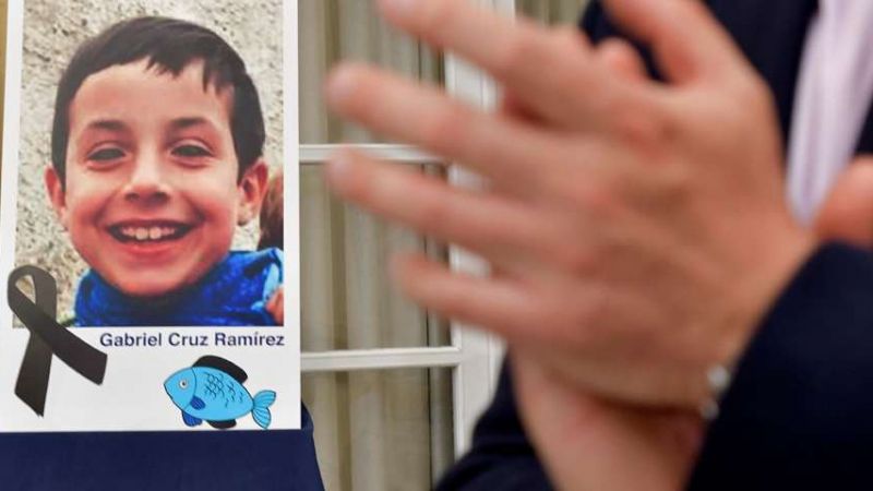 Retrato del niño Gabriel Cruz colocado en el patio de la diputacion de Almería.