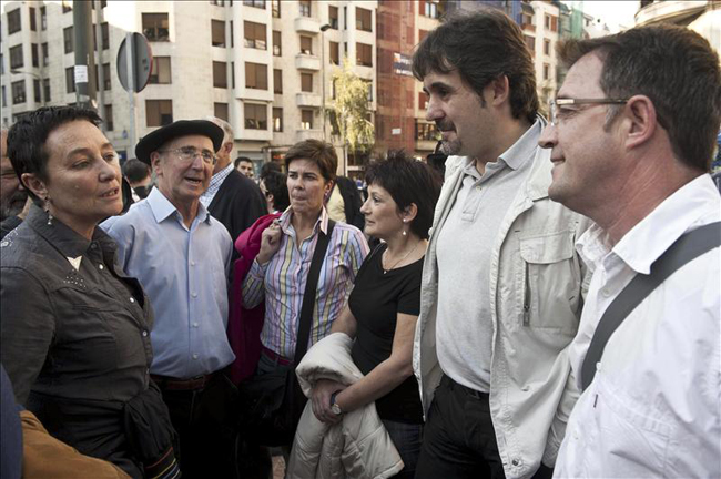 Miles de personas marchan por Bilbao para pedir una solución al "conflicto vasco"