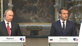 Vladimir Putin (presidente de Rusia) junto a Emmanuel Macron (presidente de Francia) en Versalles