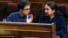 Íñigo Errejón y Pablo Iglesias discuten en sus escaños del Congreso.