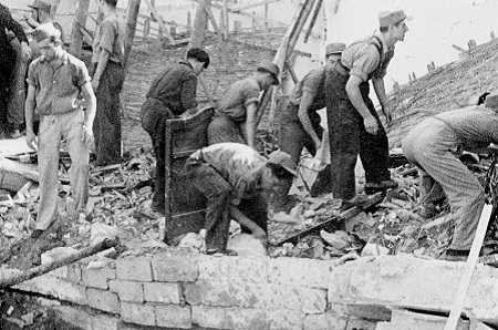 Una exposición de la Generalitat recuerda a las víctimas de los bombardeos 'nacionales' sobre Cataluña Una exposición de la Generalitat recuerda a las víctimas de los bombardeos 'nacionales' sobre Cataluña