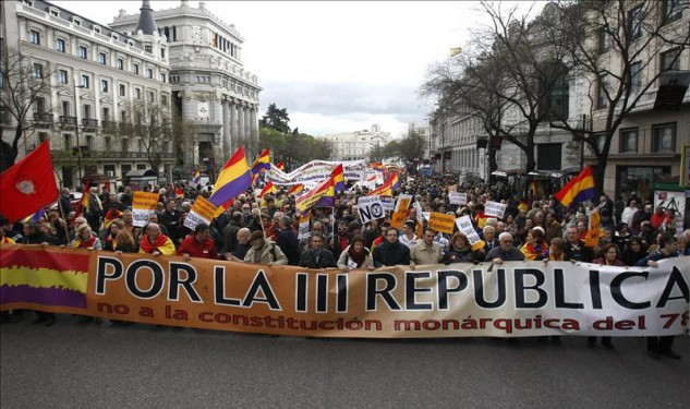Cientos de manifestantes cuestionan la pervivencia de la monarquía en el aniversario de la II República