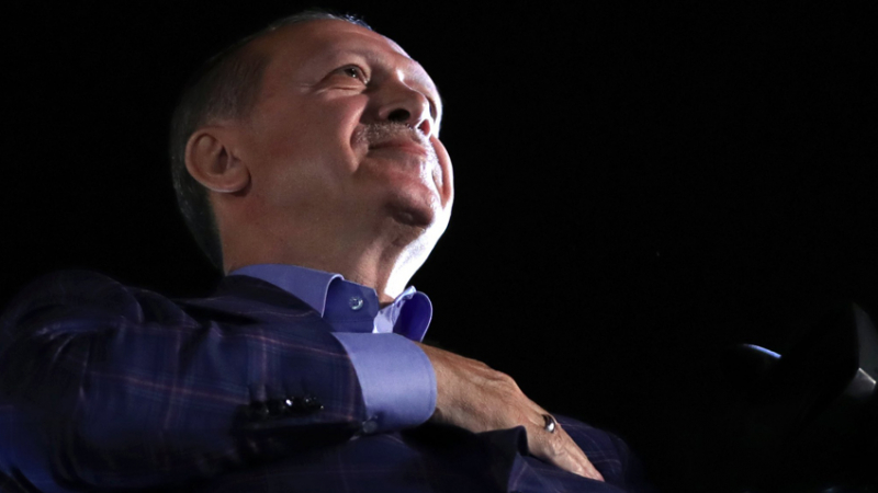 El presidente turco, Recep Tayyip Erdogan, ante sus partidarios cuando se conocían los primeros resultados favorables a su reforma constitucional