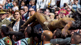 La ministra de Defensa, María Dolores de Cospedal, junto al jefe de la Fuerza Terrestre, el teniente general, Gómez de Salazar Mínguez.