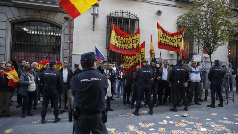 Varias decenas de personas con enseñas de Falange a las puertas del Ateneo de Madrid esperando al expresidente de la Generalitat catalán Artur Mas