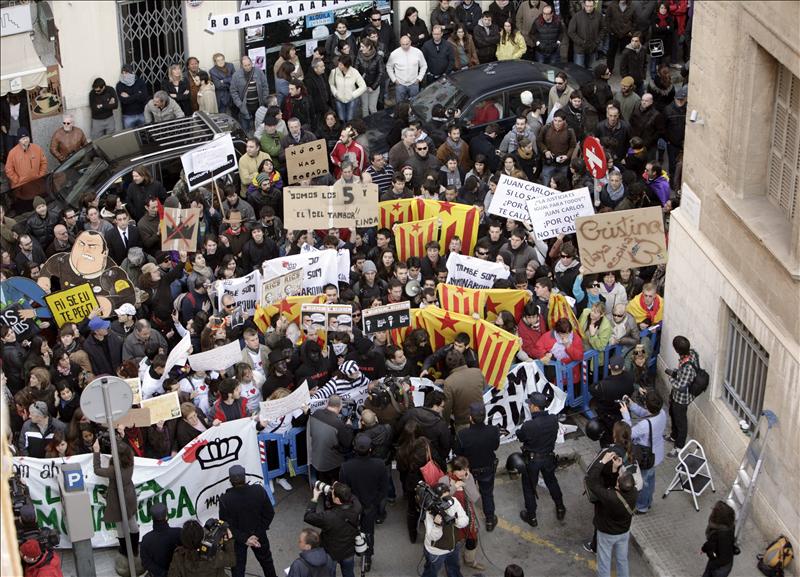 Banderas republicanas en una manifestación en Palma contra la Monarquía