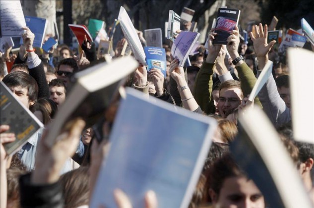 Cientos de personas protestan en Génova frente a la sede del PP