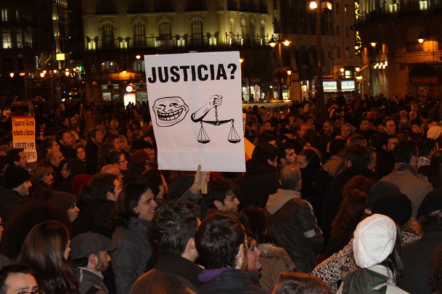 Miles de 'avergonzados' toman Sol en apoyo a Garzón