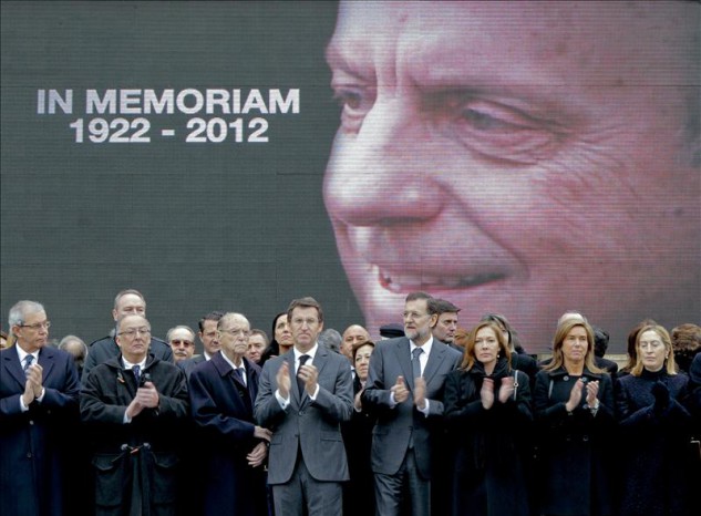 Una excursión de jubilados a Asturias acaba en el funeral de Fraga en la plaza del Obradoiro