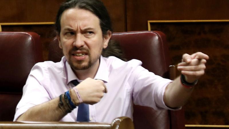 El líder de Podemos, Pablo Iglesias, se dirige a la bancada popular durante la sesión de control.