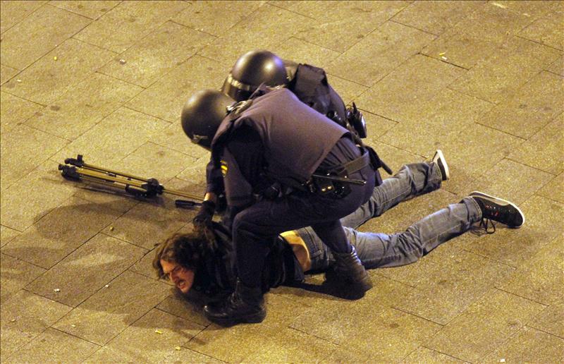 La Policía detiene a ocho indignados en su tercer desalojo en la Puerta del Sol