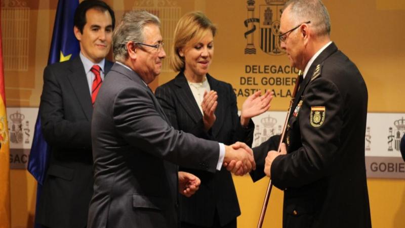 Zoido hace entrega del bastón de mando al jefe de la Policía en CLM en presencia de Cospedal.