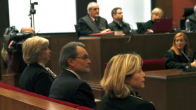 El expresidente catalán Artur Mas, junto a las exconselleras Joana Ortega e Irene Rigau, en la sala del Tribunal Superior de Justicia de Cataluña