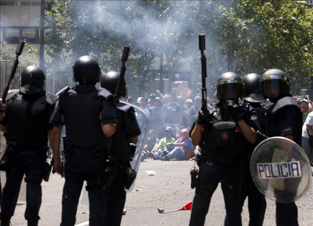 Carga policial contra los mineros que protestan en Madrid por los recortes del Gobierno al carbón