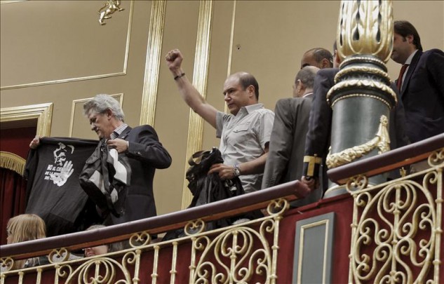 Los mineros llevan su protesta al Congreso y son desalojados de la tribuna por 'mal comportamiento'